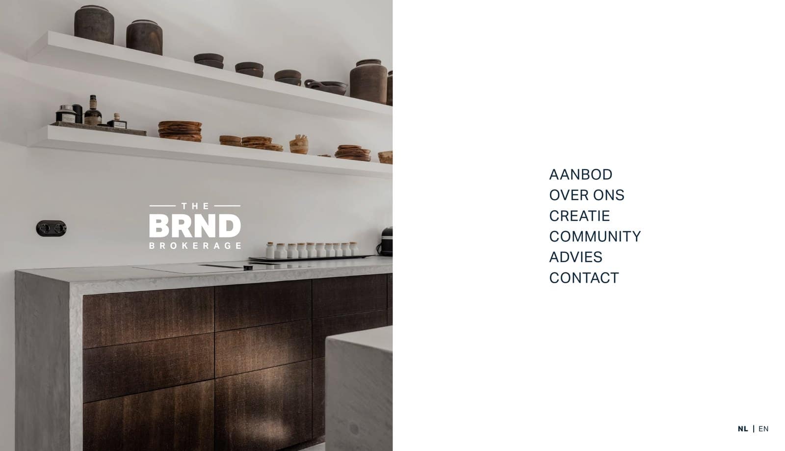 Webontwerp voor The BRND Brokerage met het logo over een interieurfoto