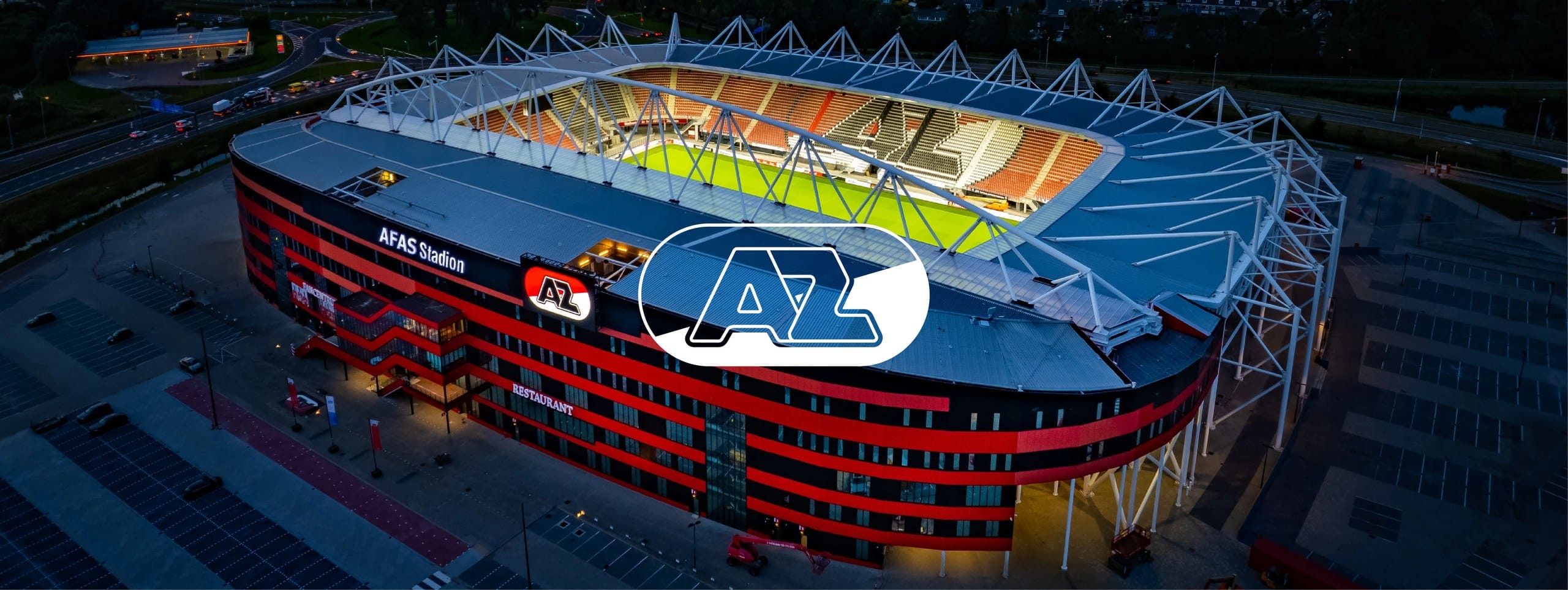 Het logo van AZ over het AFAS Stadion in de avond