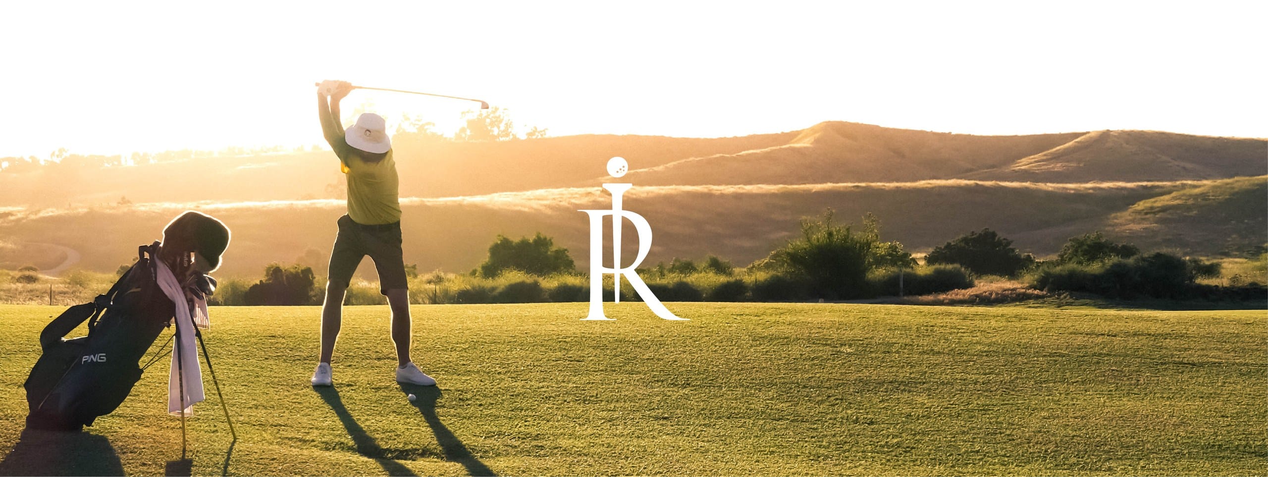 Het monogram van Golfen met Robert over een golfer bij zonsondergang